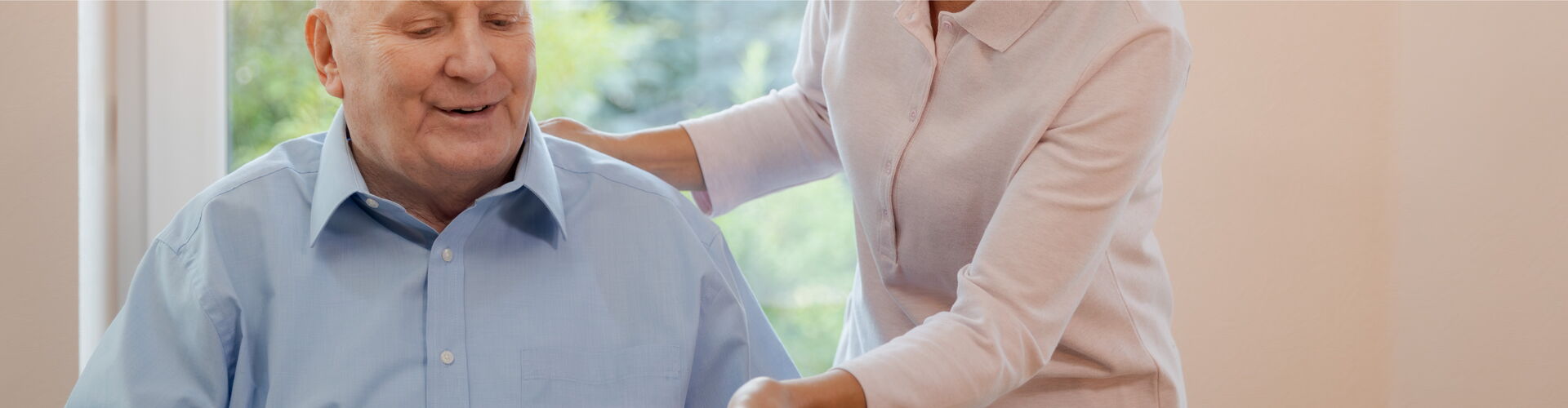 Individuelle Dienstleistungen für Senioren: Hilfe bei den Mahlzeiten und Unterstützung im Haushalt.