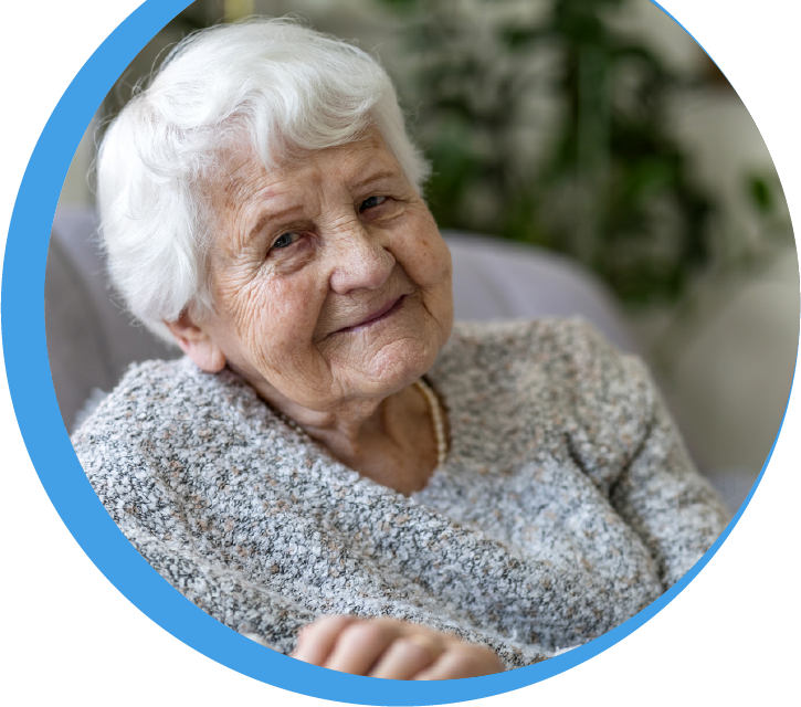 Portrait einer zufrieden lächelnden Seniorin – Lebensqualität und Geborgenheit durch die liebevolle Betreuung bei Reinery.