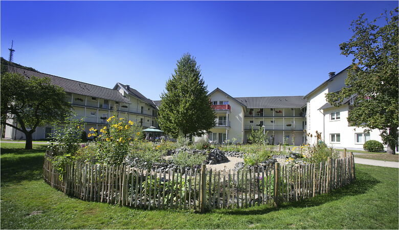 Das Seniorendorf „Am Prinzen Heinrich“ in Morsbach mit seinem charakteristischen Rundgarten und gepflegten Außenanlagen.