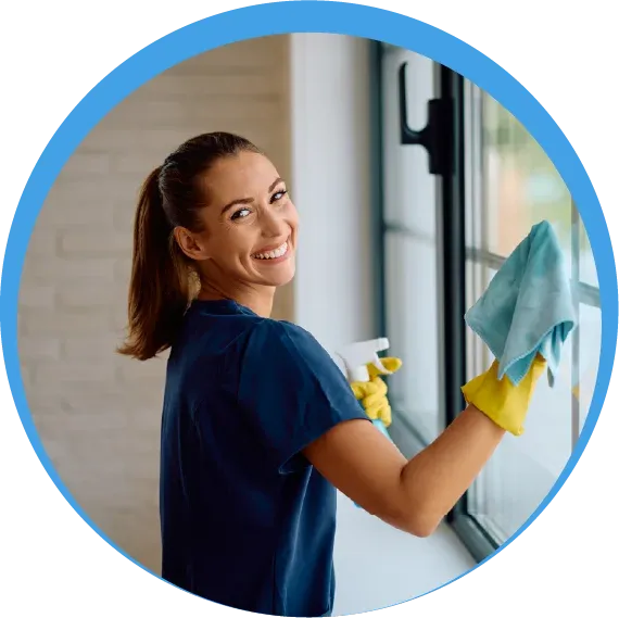 Eine lächelnde Mitarbeiterin bei der professionellen Fensterreinigung – Haushaltshilfe und Reinigungsservice von Reinery.