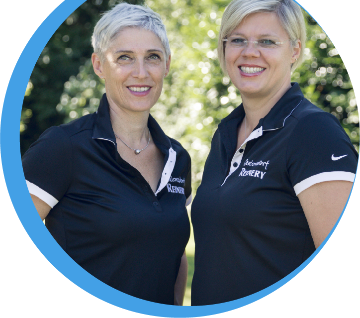 Das Leitungsteam des Seniorendorfs Reinery lächelt freundlich in die Kamera.