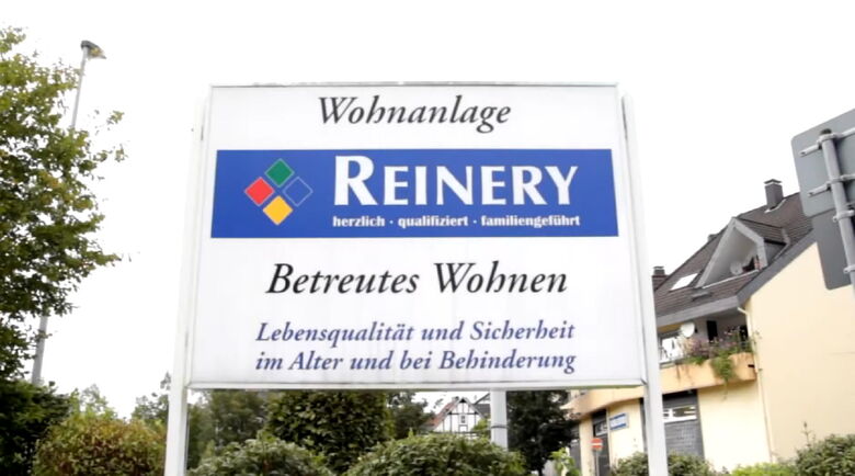 Informationsschild der Wohnanlage Reinery für Betreutes Wohnen und Lebensqualität im Alter.