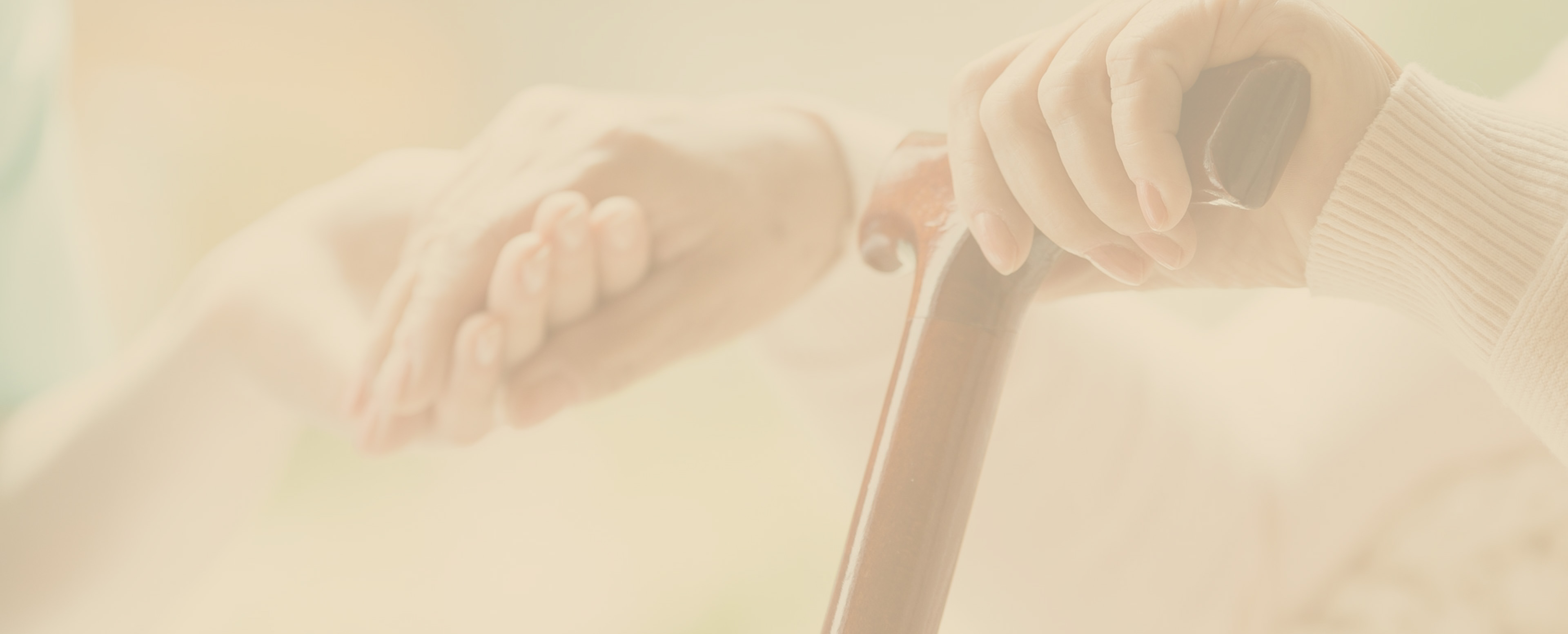 Hell abgetöntes Hintergrundbild verschränkter Hände, das Geborgenheit im Betreuten Wohnen symbolisiert.