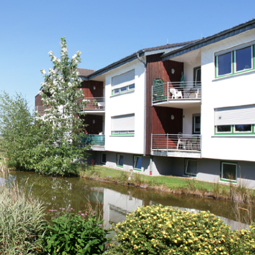 Wohnanlage Appenhagen mit Blick auf den Teich und Balkon