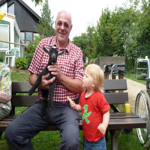 Familie zu Besuch bei Reinery spielen mit den Tieren